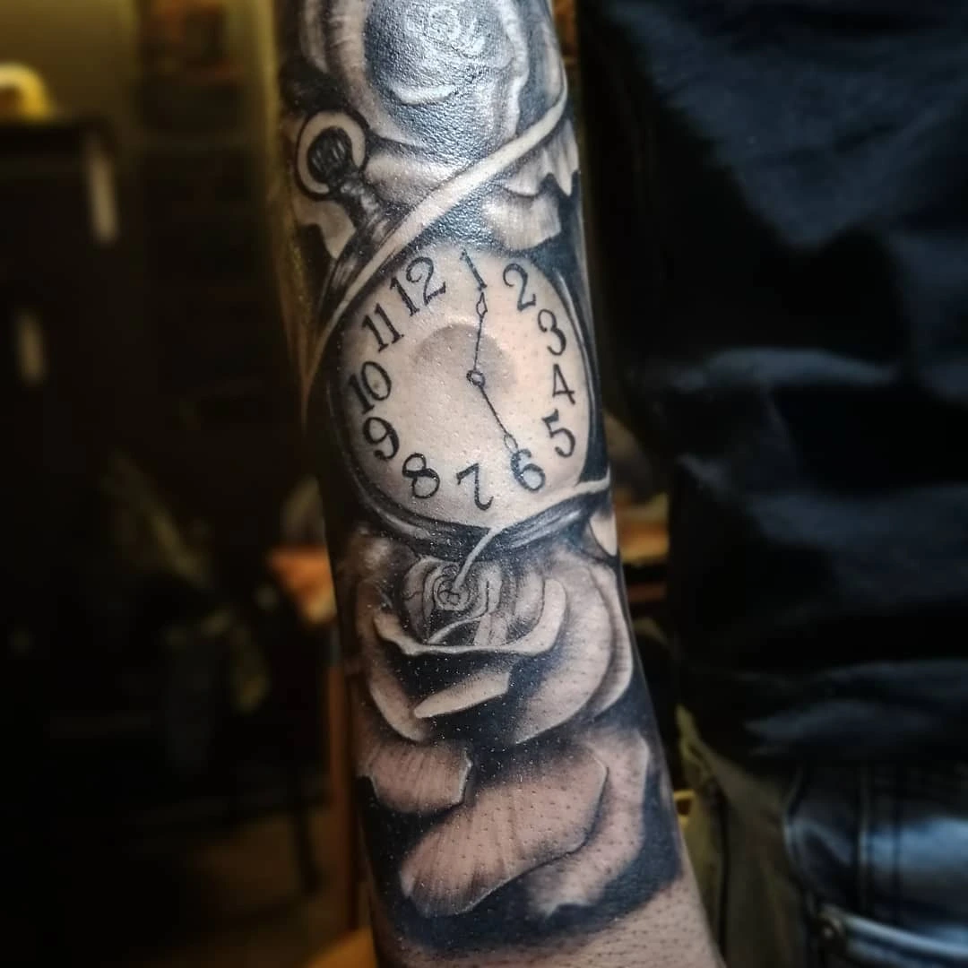 Pocket watch with rose ornamental sleeve