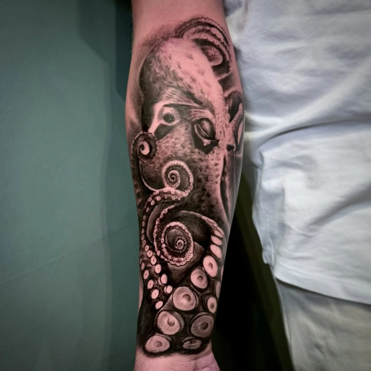 Octopus with tentacles, large-scale forearm sleeve