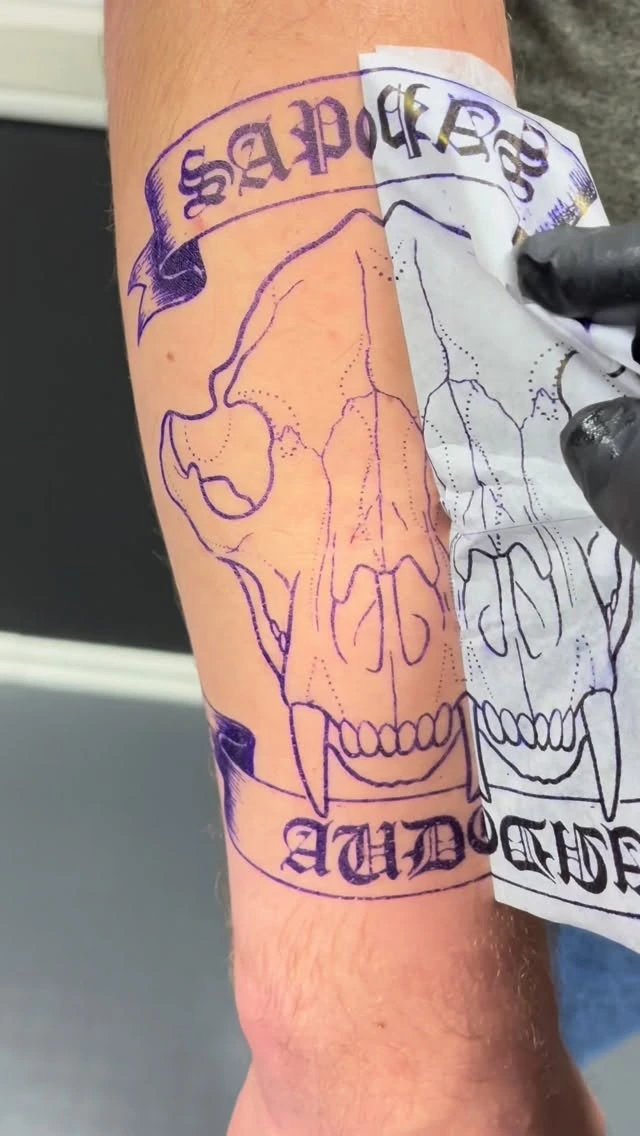 Stencil of Sapere Aude skull piece