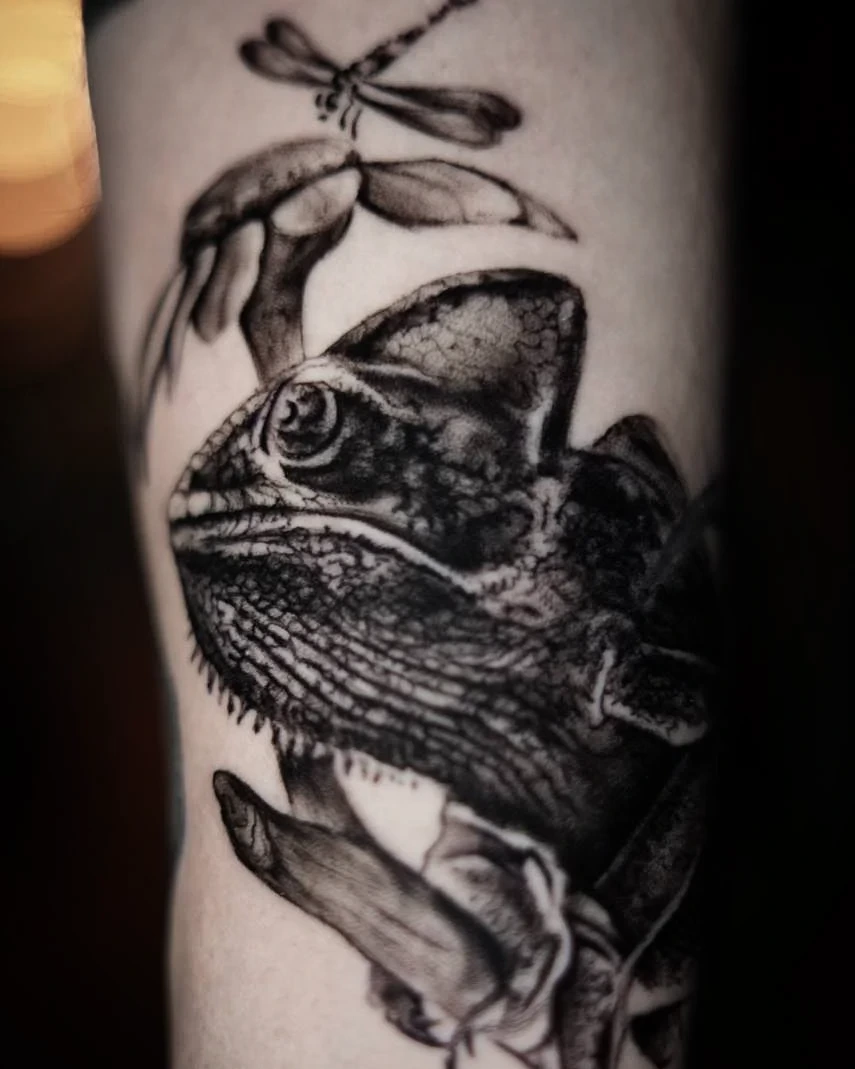 Chameleon with dragonfly fineline detail on thigh
