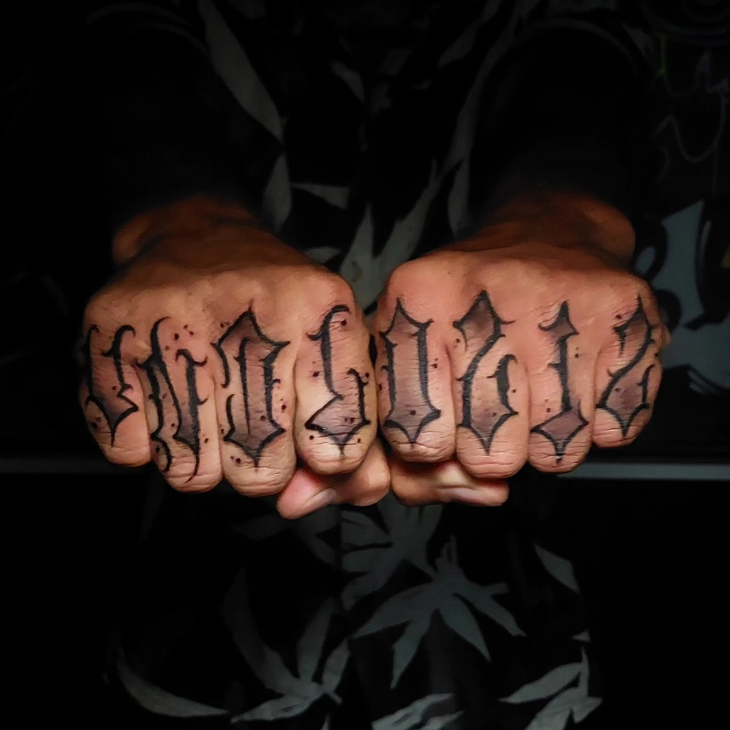 Knuckle dimensional chicano lettering 'AMORARTE' (or similar)