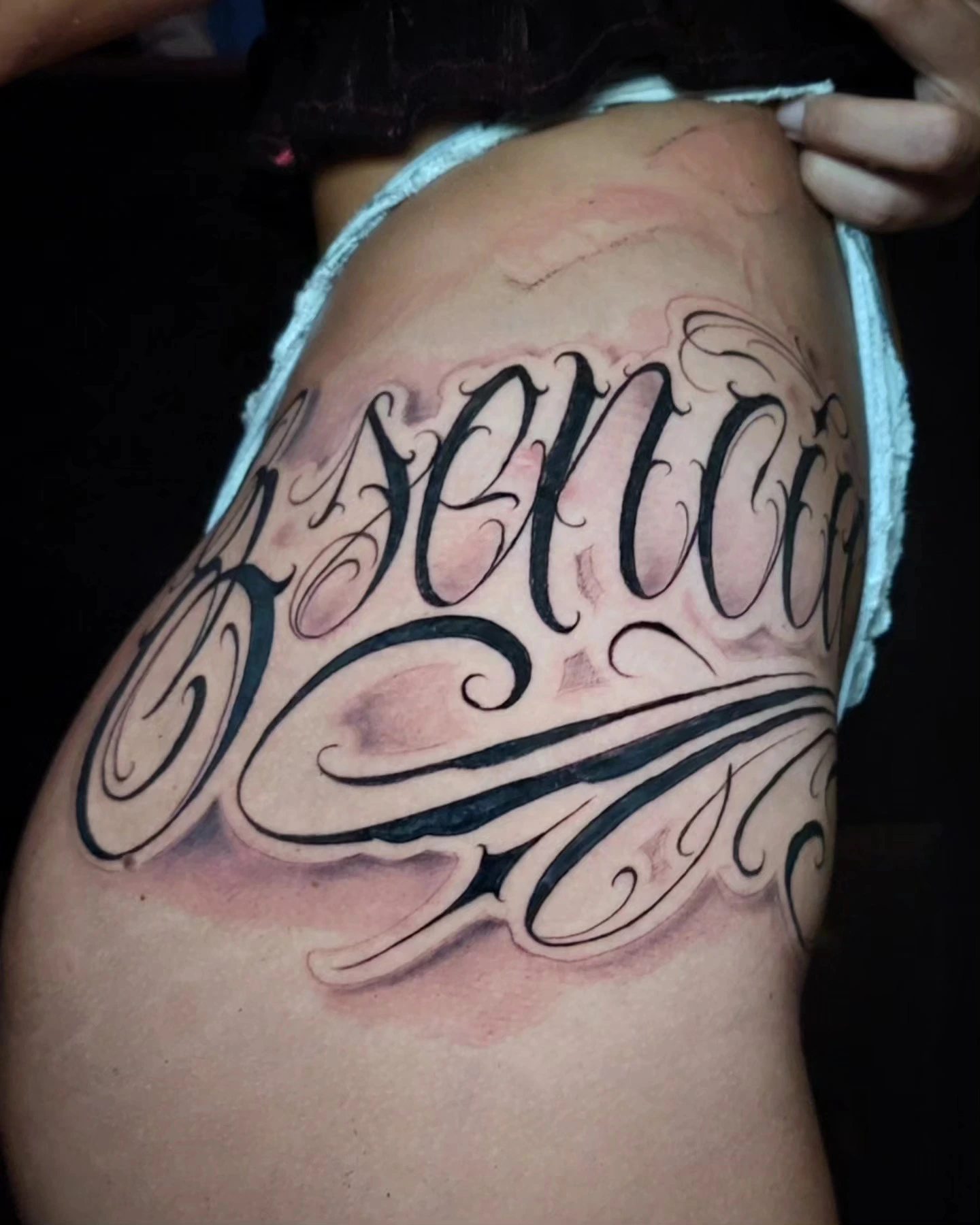 'Esencia' filigree script on thigh