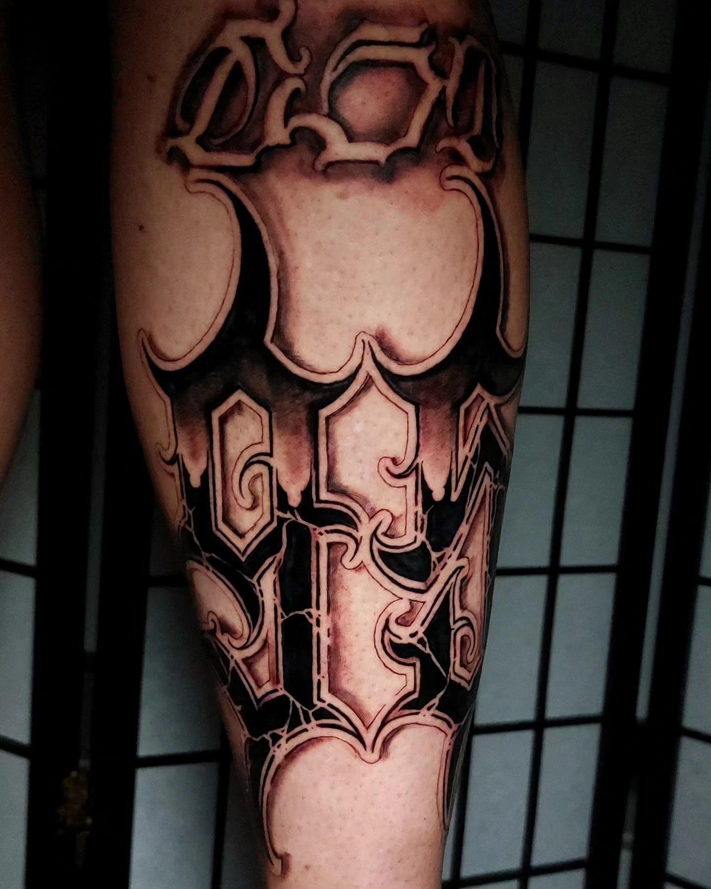 Outlined dimensional chicano script (top + bottom calf segments)