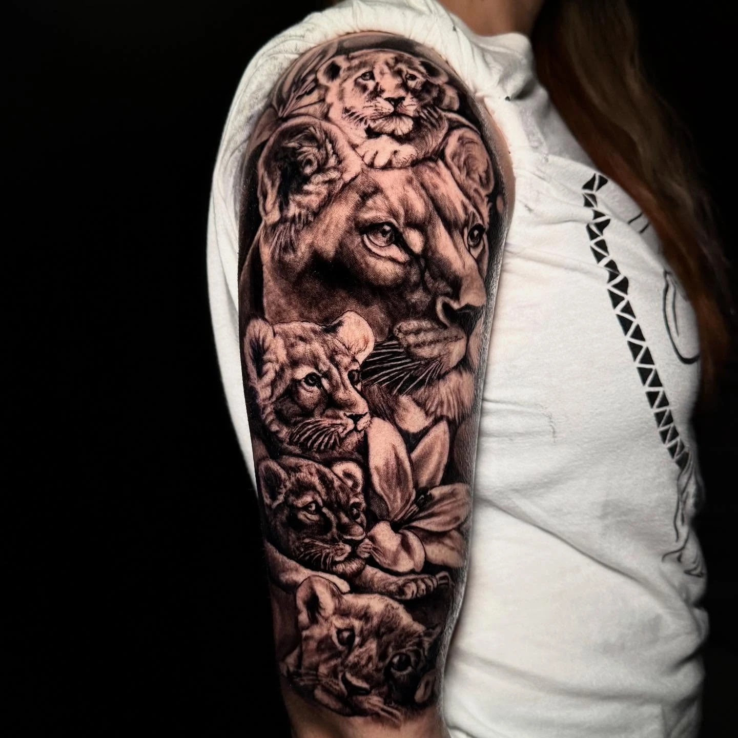 Lioness with cubs realism upper sleeve