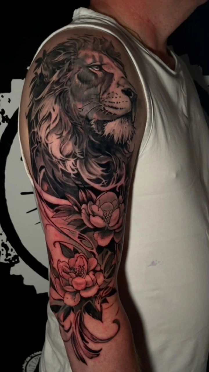 Lion head with peonies, lion in B&G photoreal with flowers picked up in pink/red