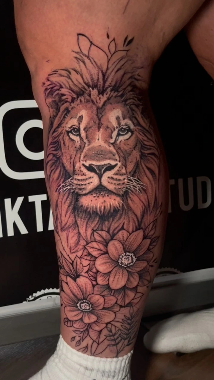 Lion head with mane and large daisy/sunflower cluster