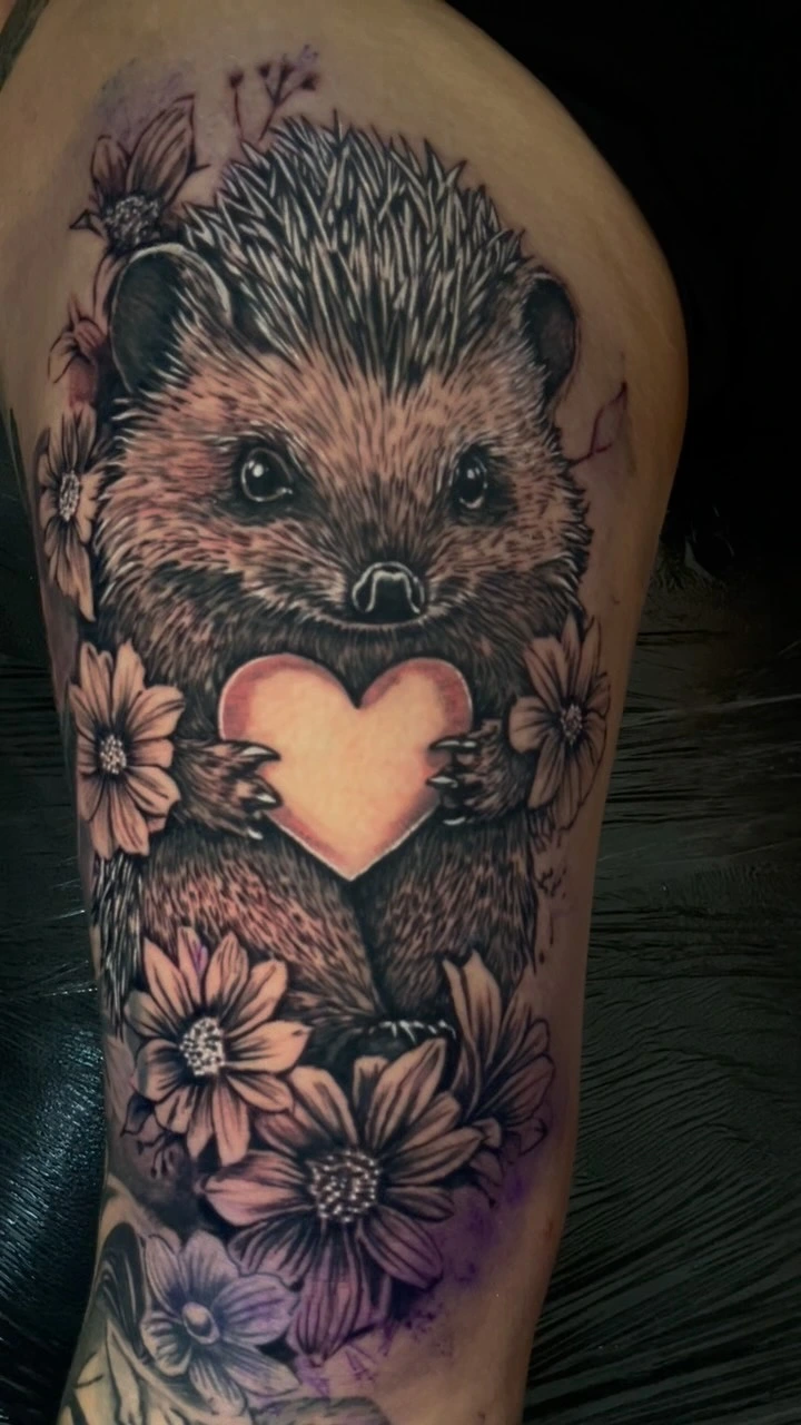 Hedgehog holding heart, surrounded by daisies
