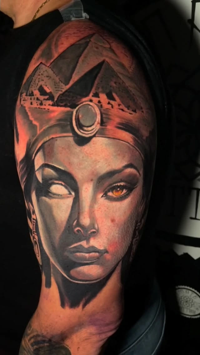 Egyptian queen / Nefertiti with pyramids in headdress
