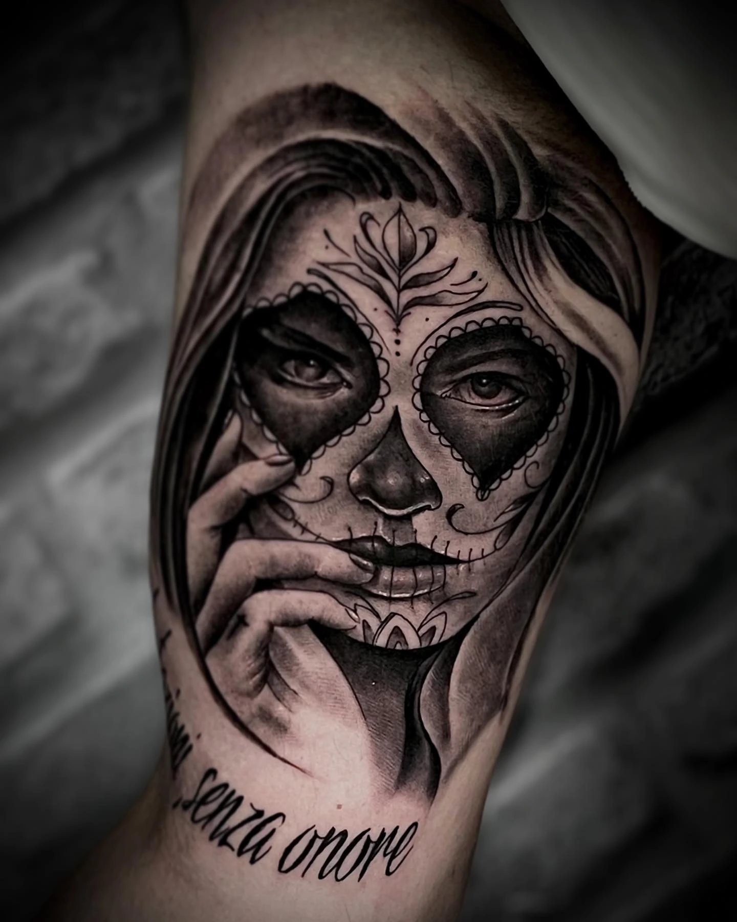 catrina (sugar skull woman) with 'senza onore' Italian lettering