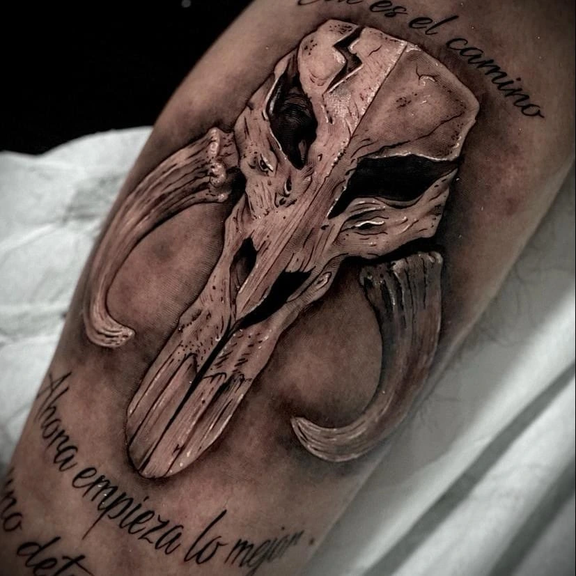 Mythosaur skull (Star Wars Mandalorian) with Spanish lettering banner