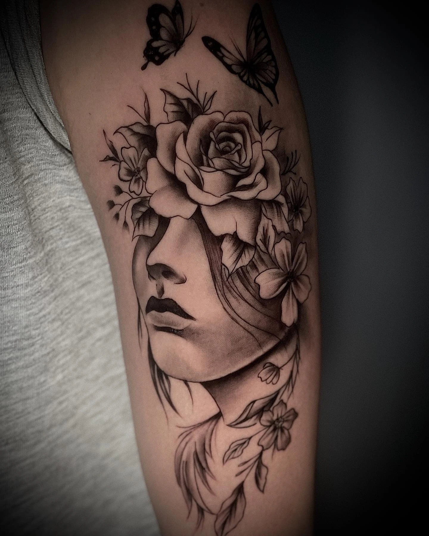 female face merged with rose + butterflies (Woman — La vida es un desafío)